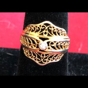14KGE Ring With Intricate Design And Gemstone